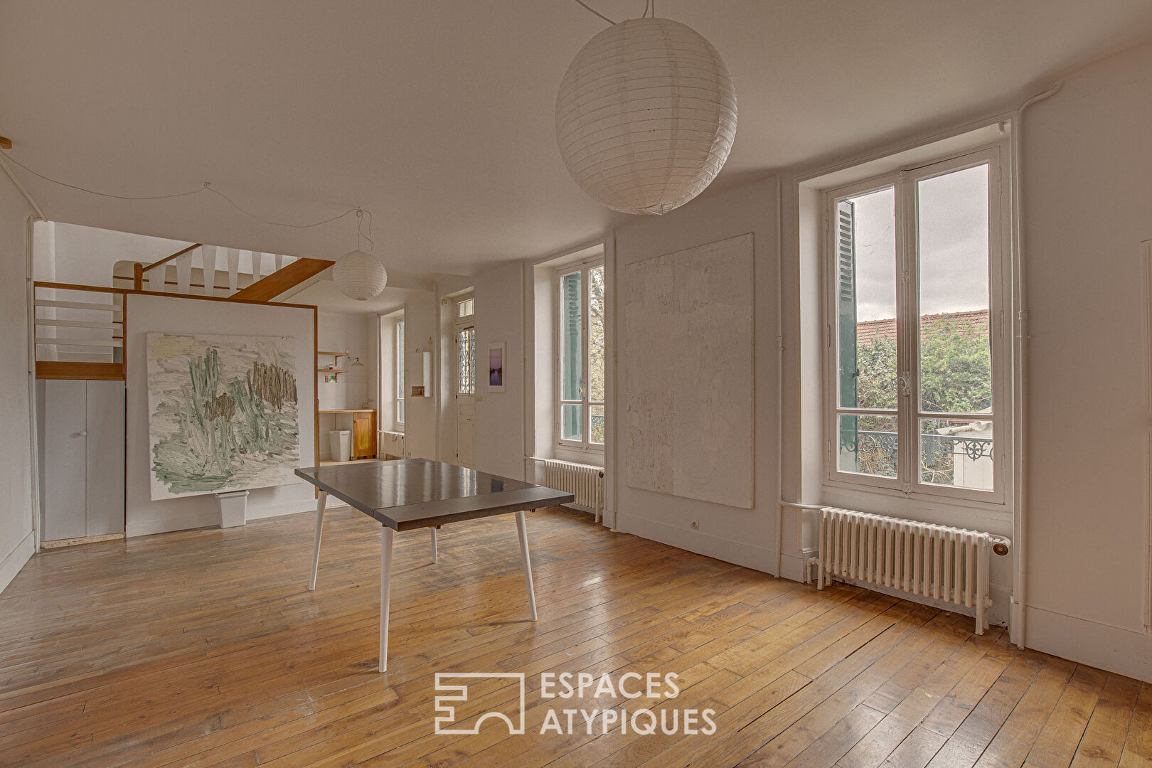 Maison de ville et son jardin bucolique