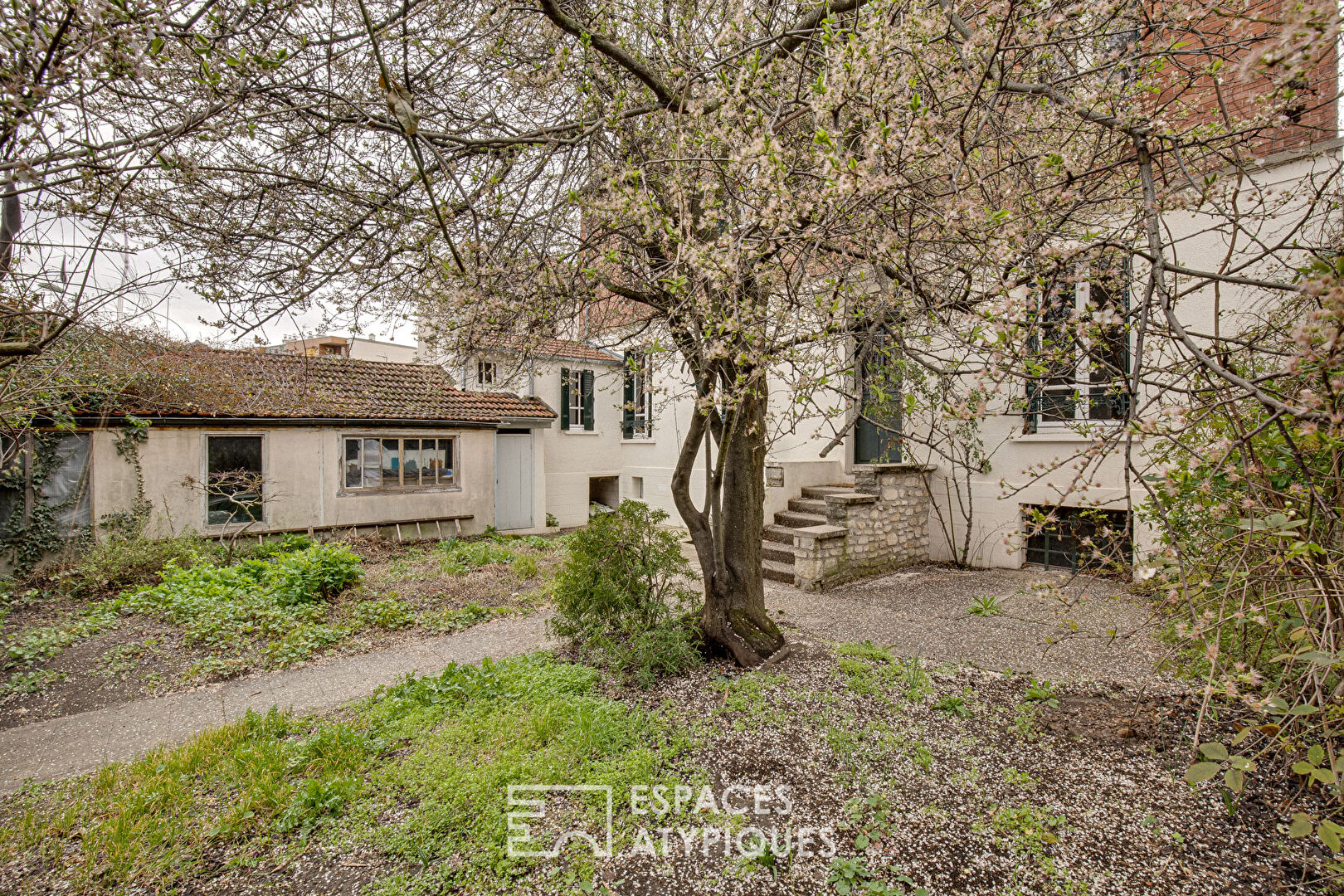 Maison de ville et son jardin bucolique