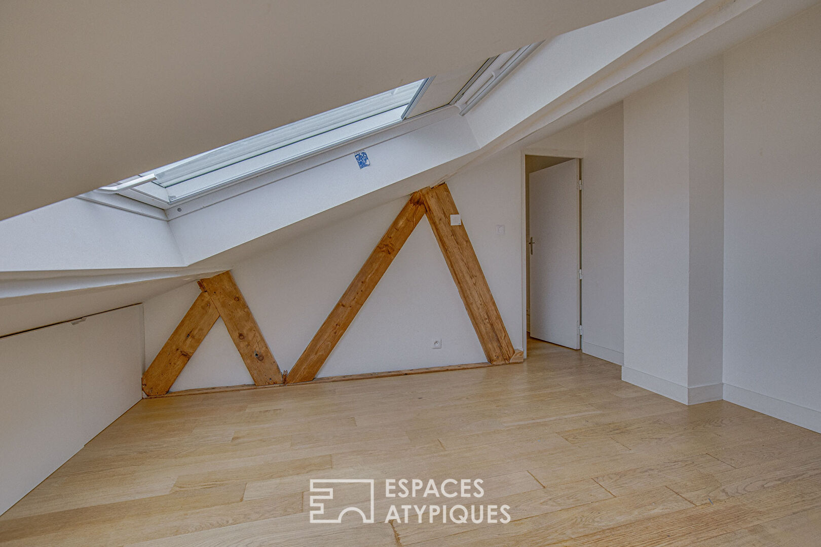Maison de ville et son jardin bucolique