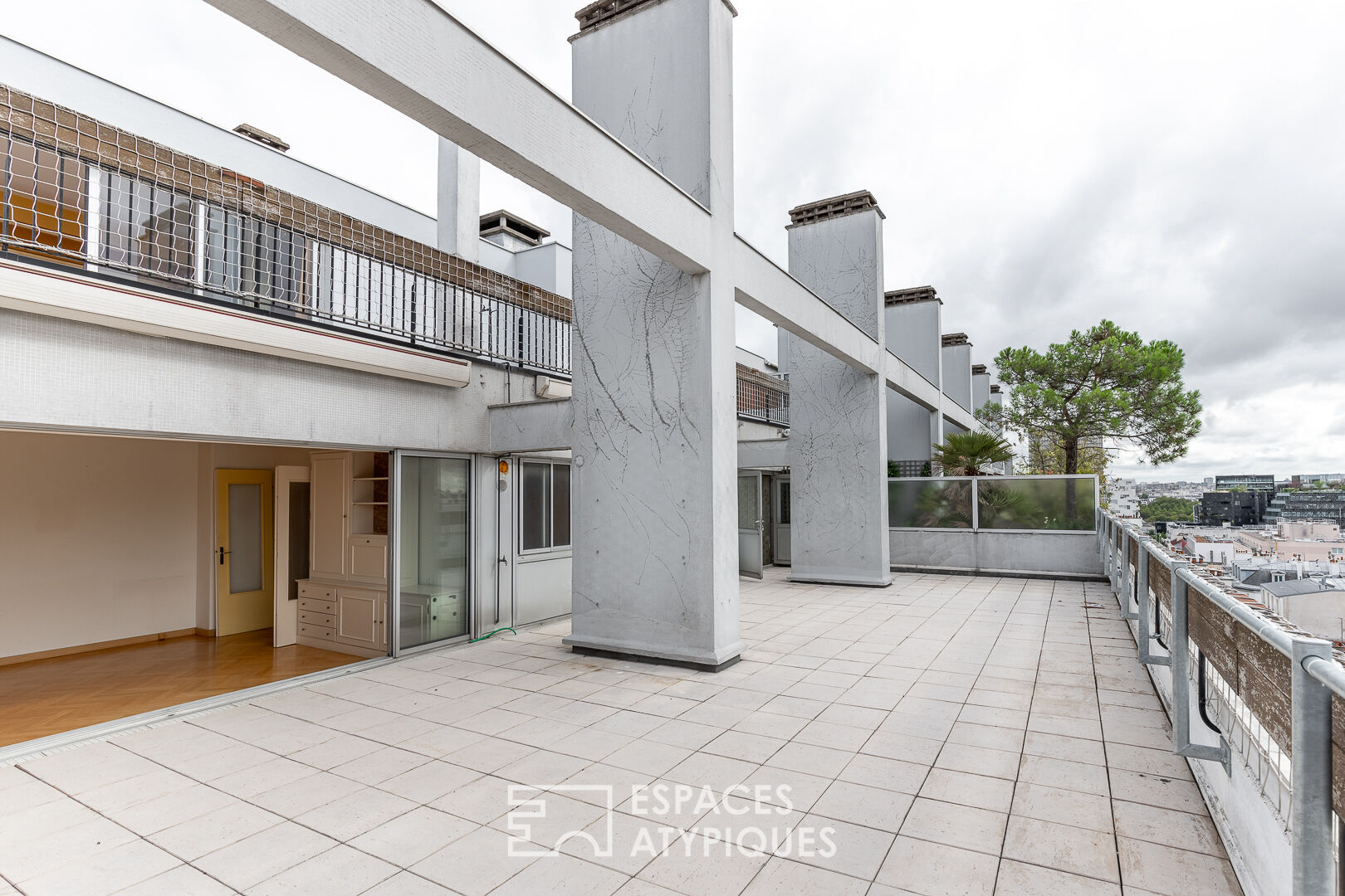 Duplex avec terrasses et jardin en dernier étage à rénover