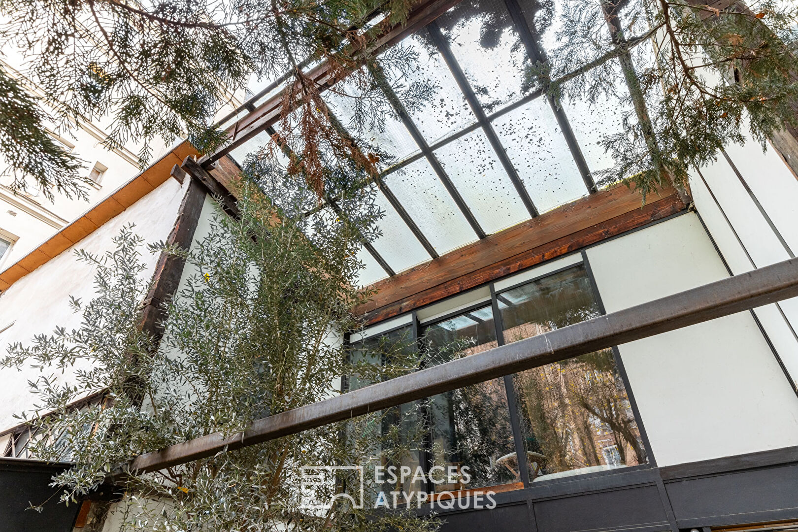 Artist’s house with workshop, terrace and garden