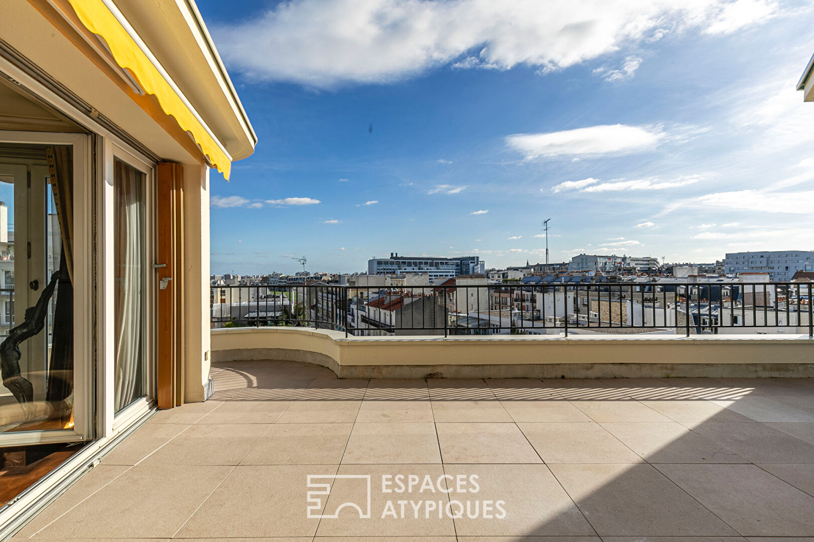 Alésia, proche du parc Montsouris, étage élevé avec terrasse, balcon et triple exposition