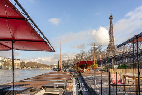 Barge with Eiffel Tower view, on the quays of the Seine at the Bir Hakeim bridge