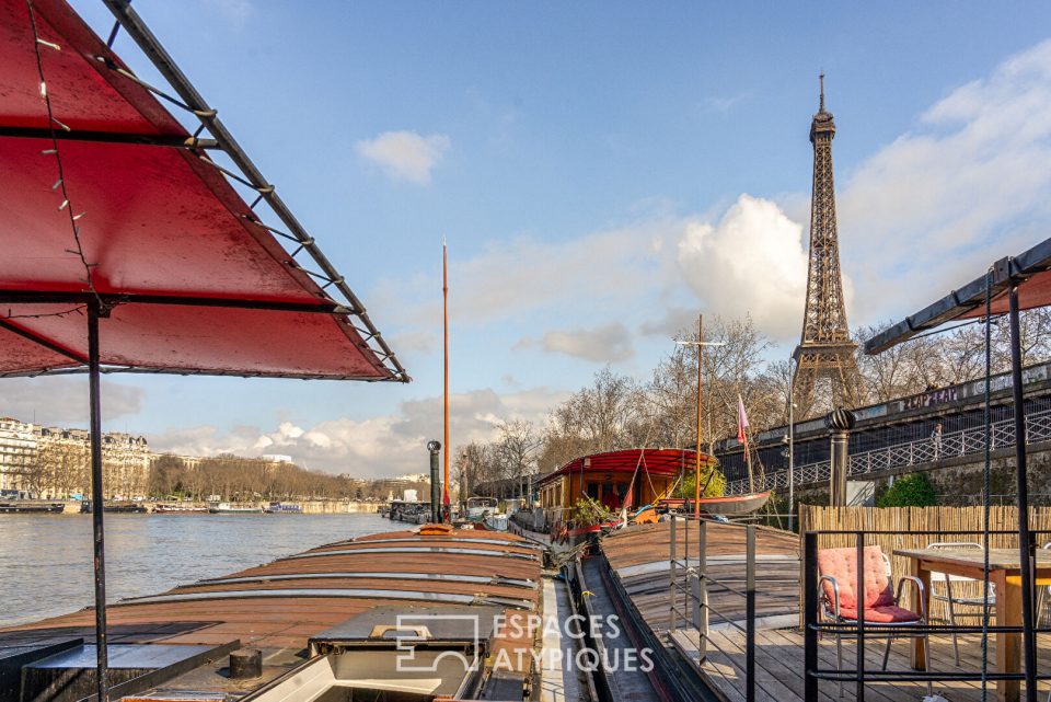 Péniche vue Tour Eiffel, sur les quai de seine au pont de Bir Hakeim