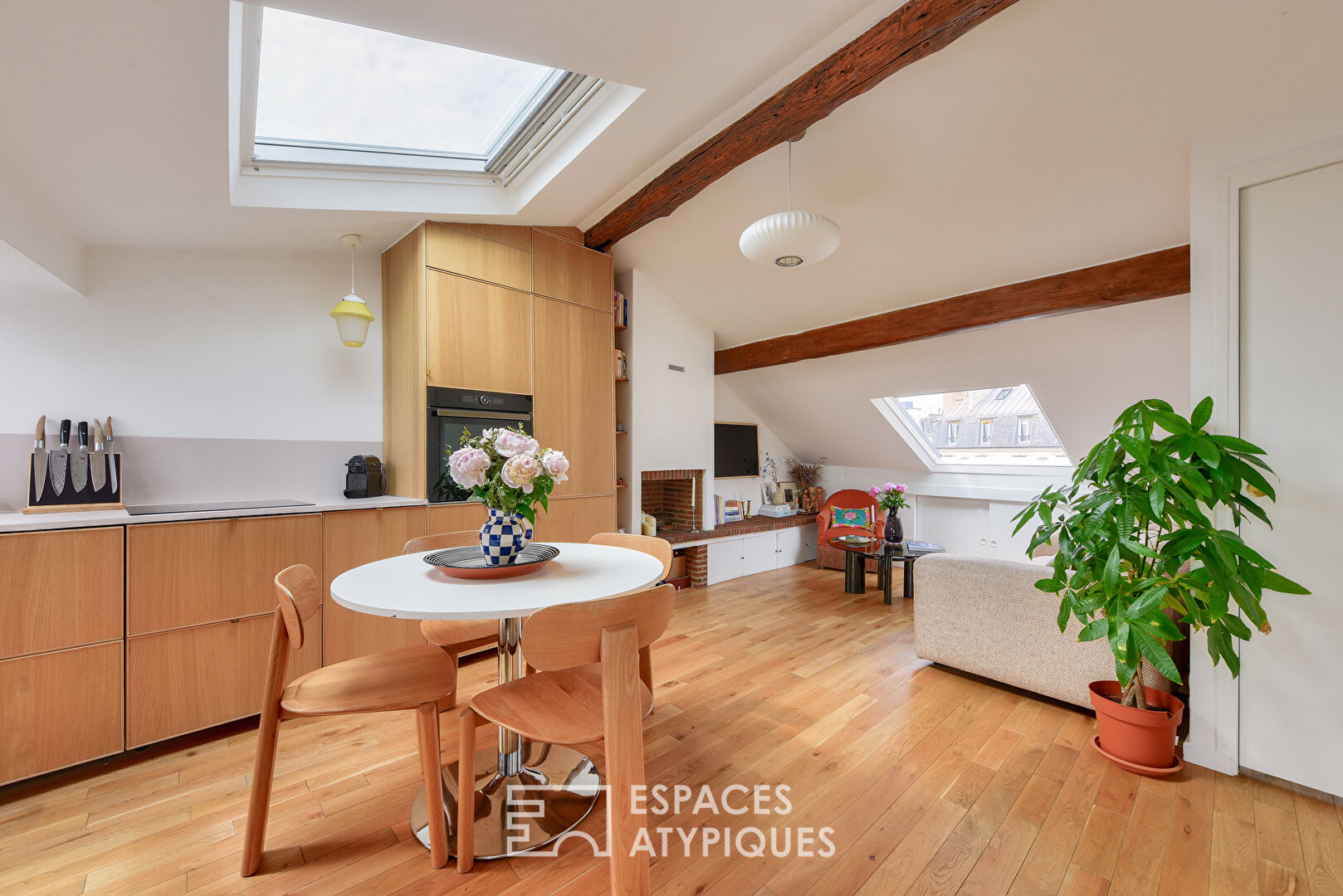 Quartier latin, proche des bords de Seine appartement au dernier étage avec véranda