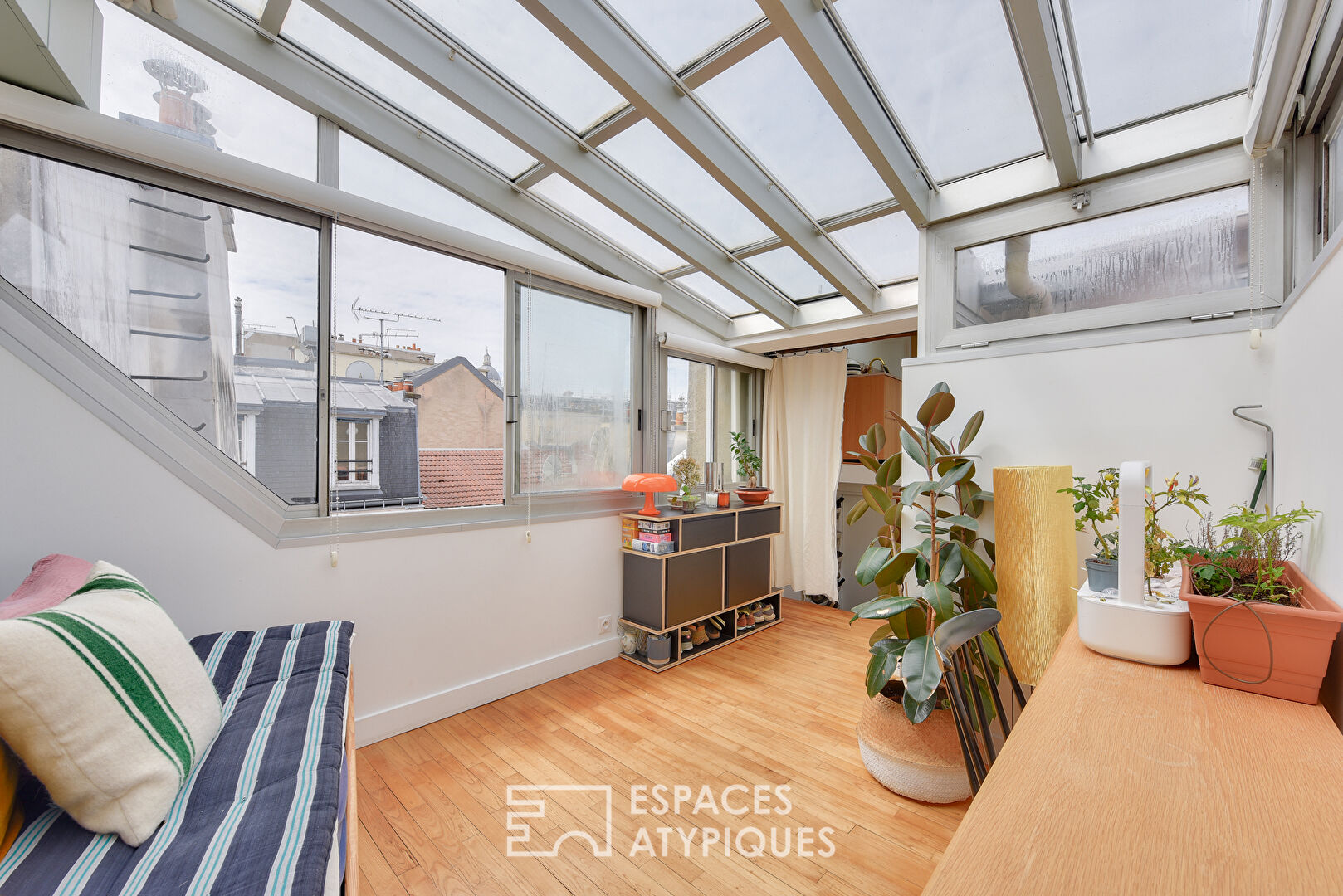 Quartier latin, proche des bords de Seine appartement au dernier étage avec véranda