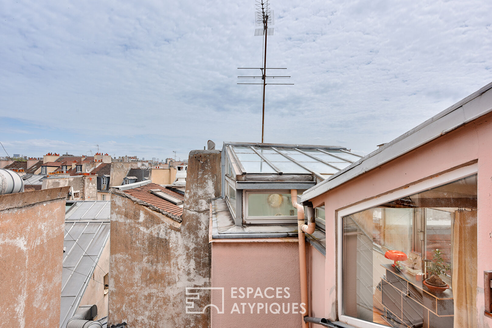 Quartier latin, proche des bords de Seine appartement au dernier étage avec véranda
