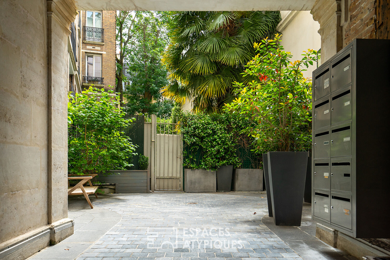 Quartier Luxembourg, atelier en triplex avec verrière ouverte sur une terrasse
