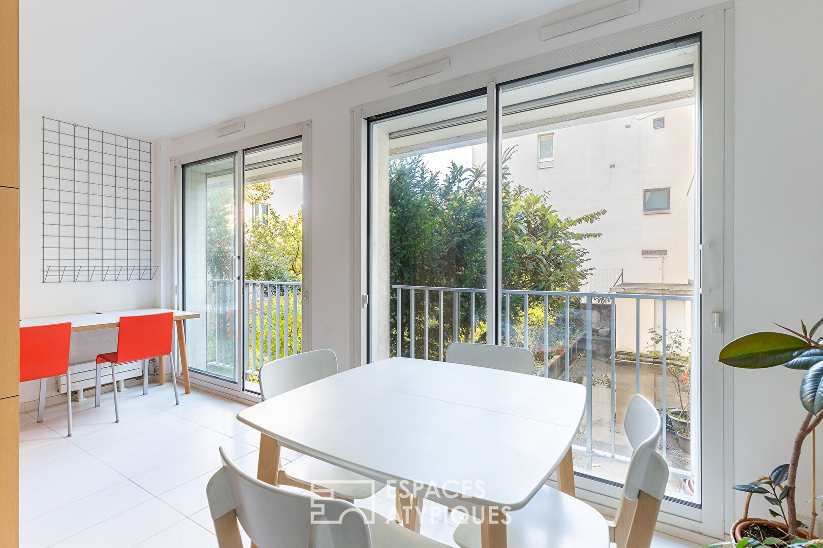 Renovated apartment with garden view, rue des artistes