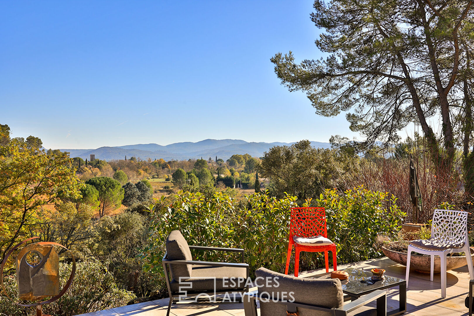 Atypical architect’s house with dominant view