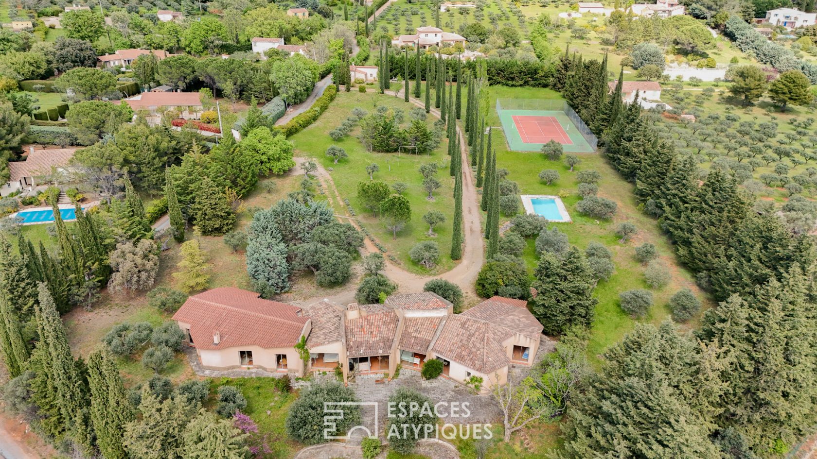 Maison d’architecte aux lignes méditerranéennes, oliveraie, piscine et tennis