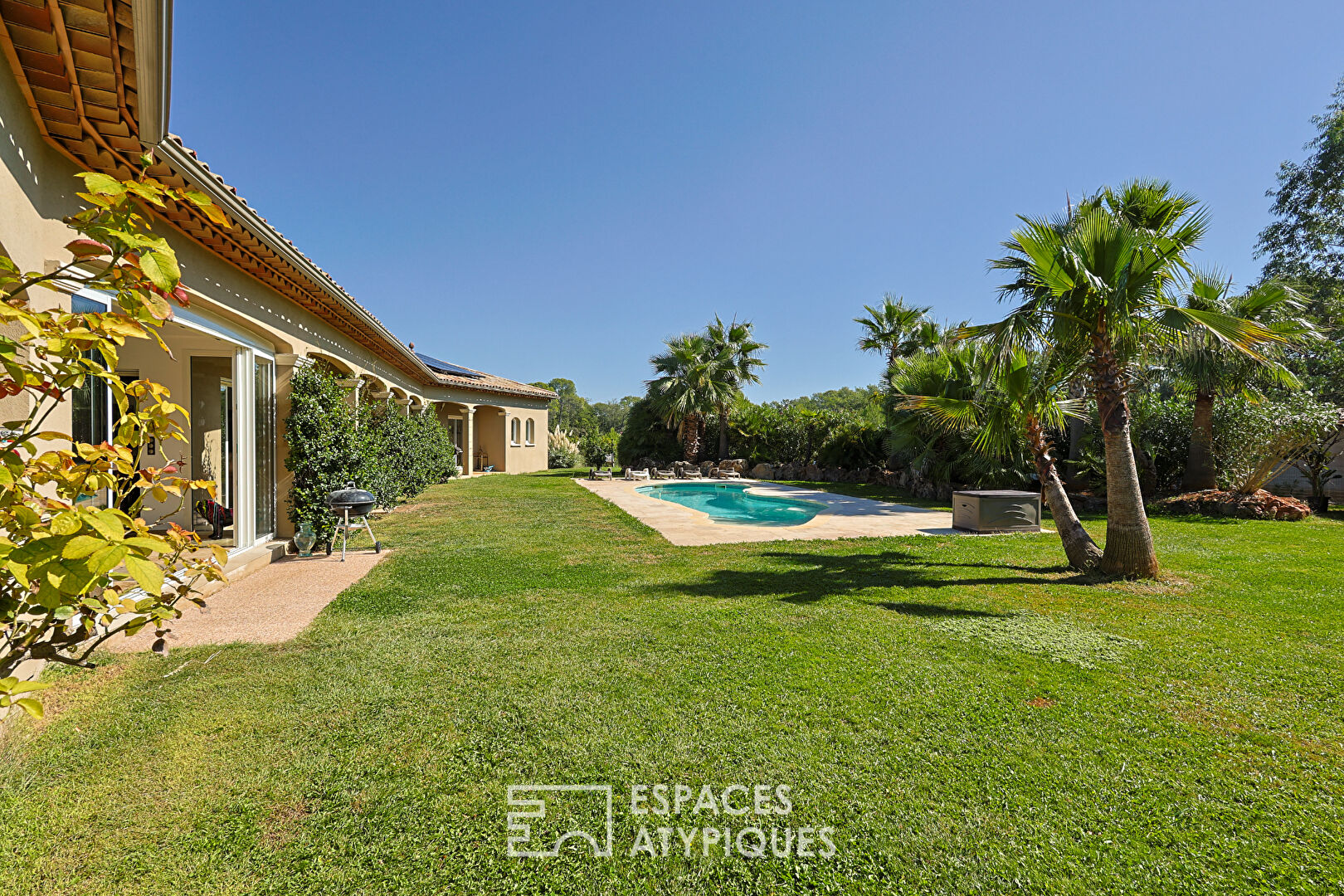 Modern villa and its outbuildings on 2 hectares of land