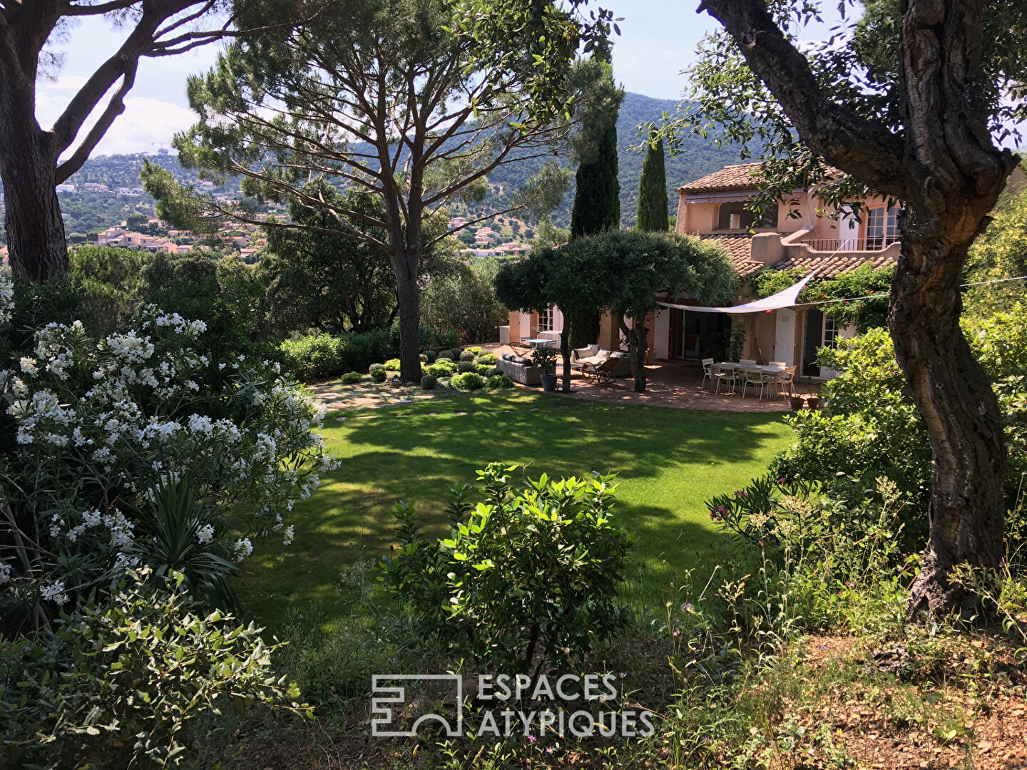 Villa d’Architecte avec Vue Mer dans un Domaine Privé et Sécurisé