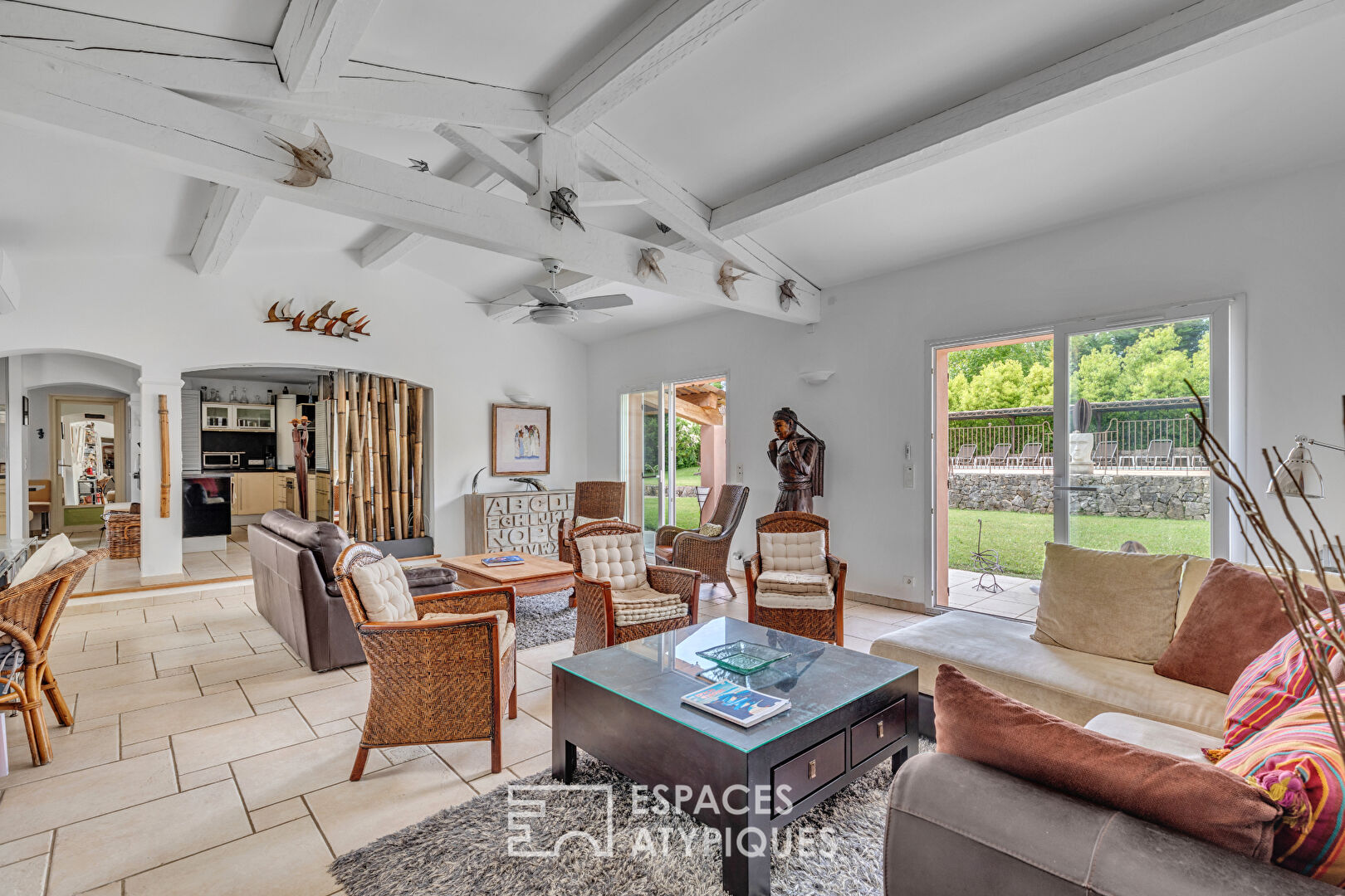 Elegant property, between nature and light