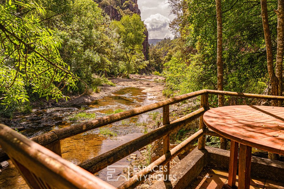 Ancien moulin en pierre en bord de rivière, au coeur des Gorges de Pennafort