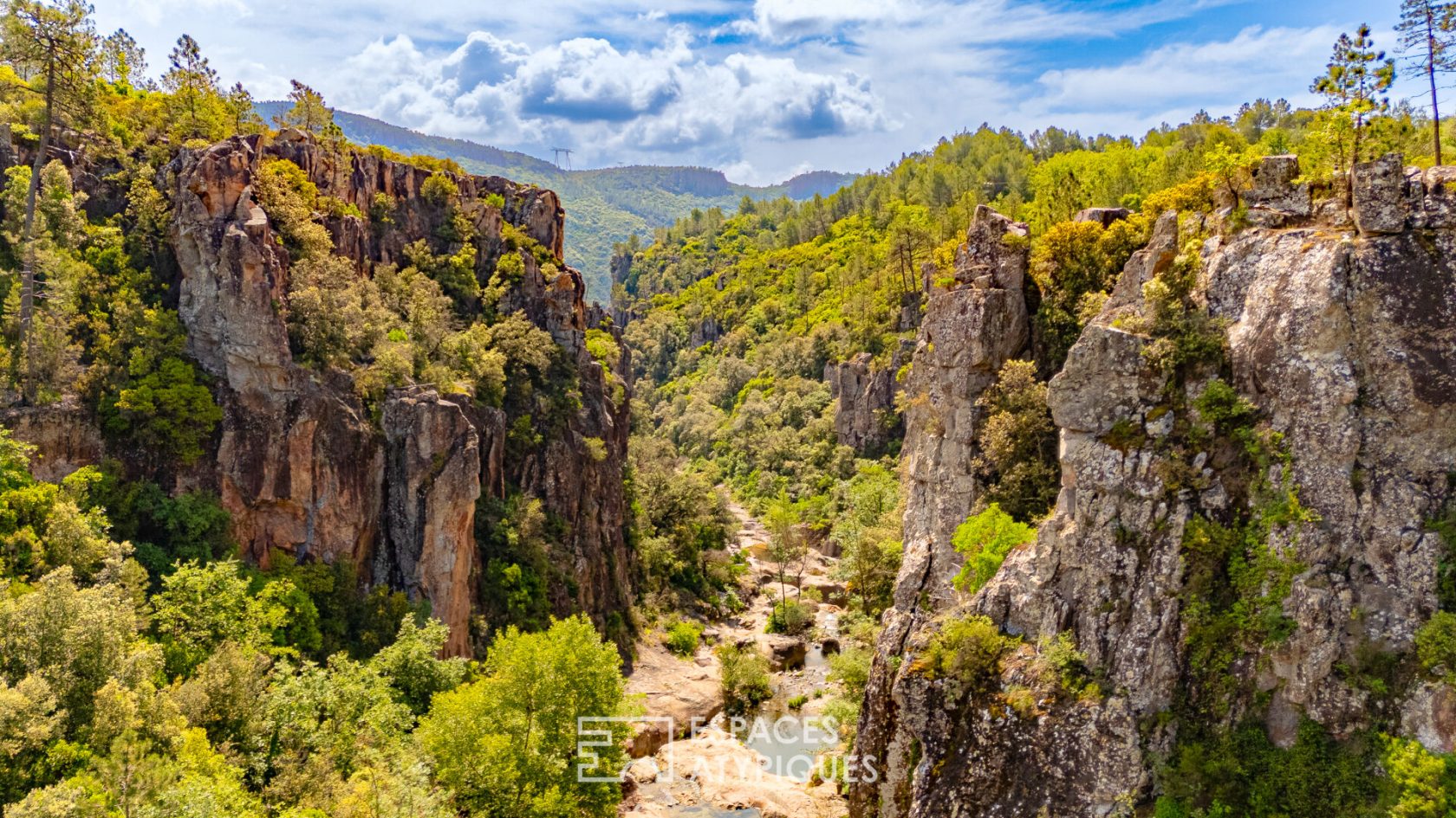Ancien moulin en pierre en bord de rivière, au coeur des Gorges de Pennafort