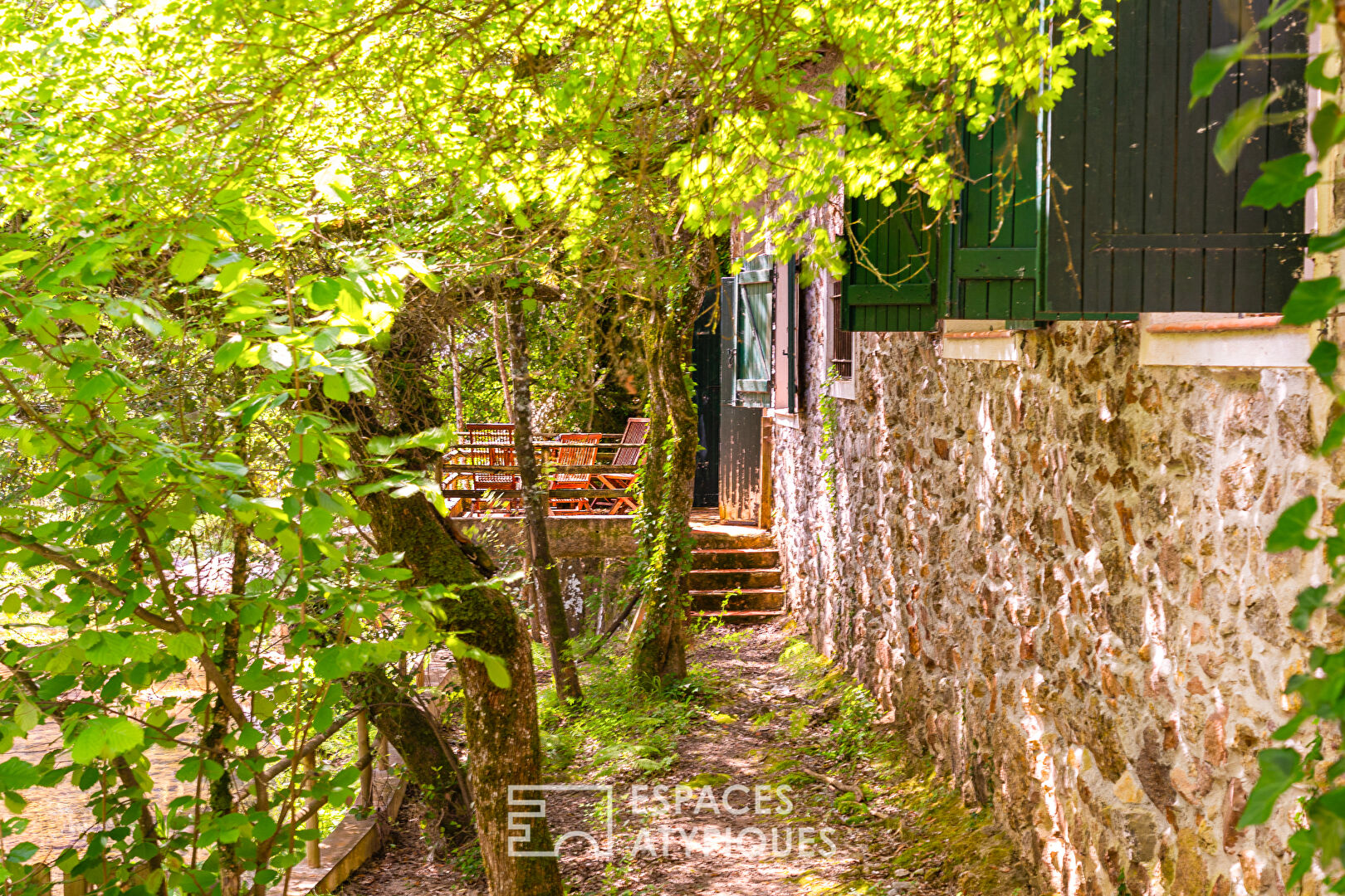 Ancien moulin en pierre en bord de rivière, au coeur des Gorges de Pennafort
