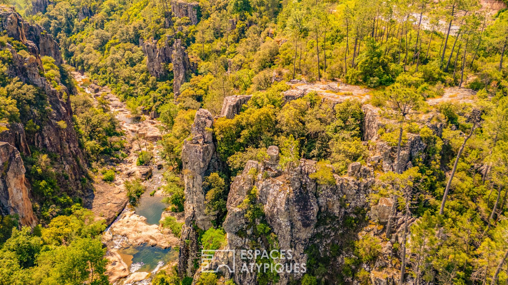 Ancien moulin en pierre en bord de rivière, au coeur des Gorges de Pennafort