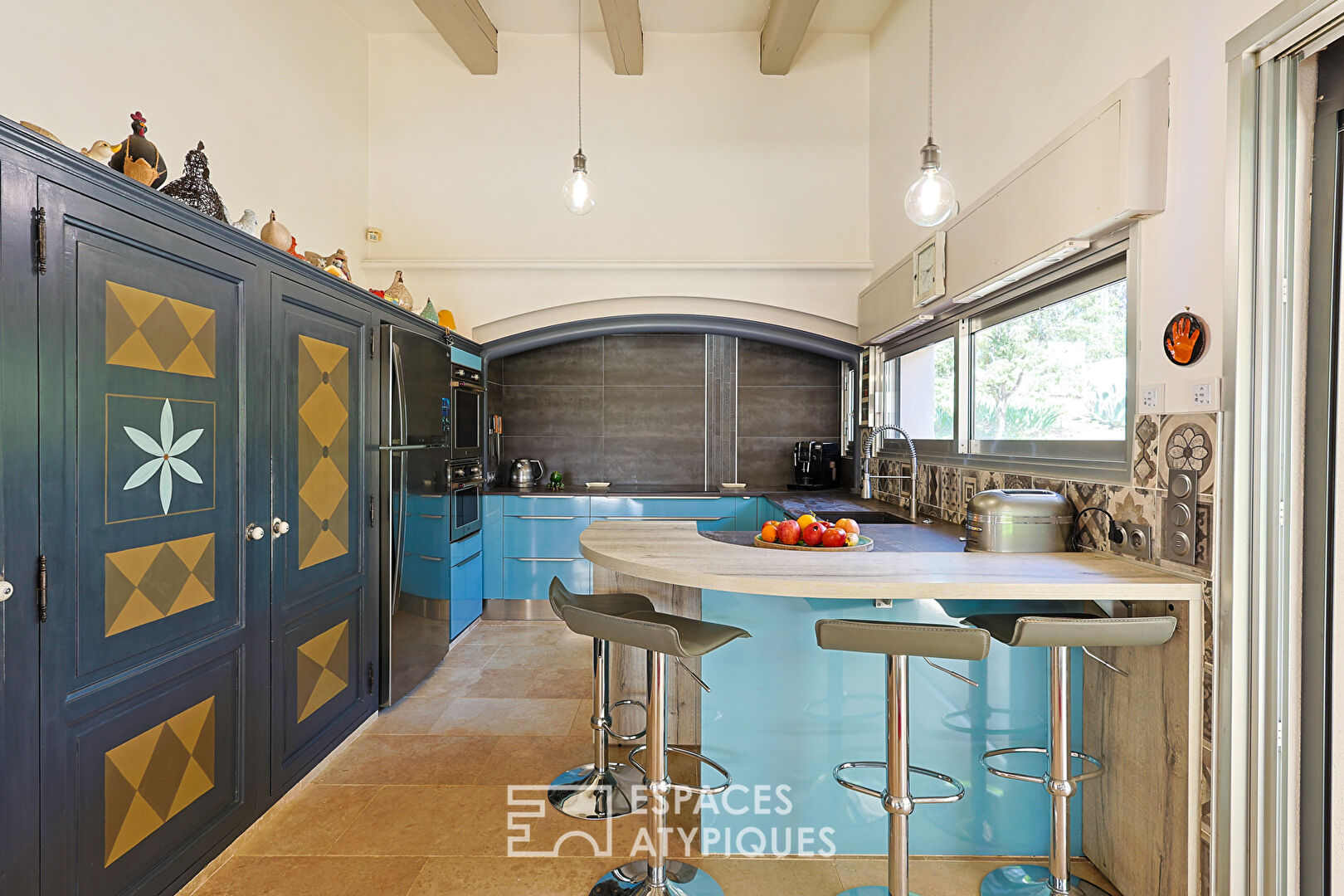 Single-storey architect-designed villa with swimming pool