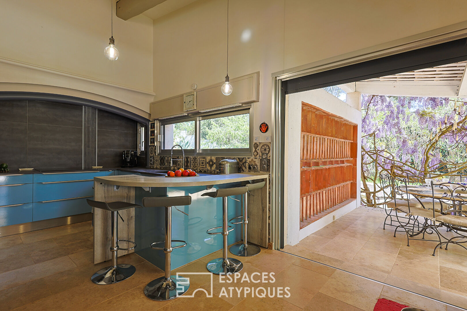 Single-storey architect-designed villa with swimming pool