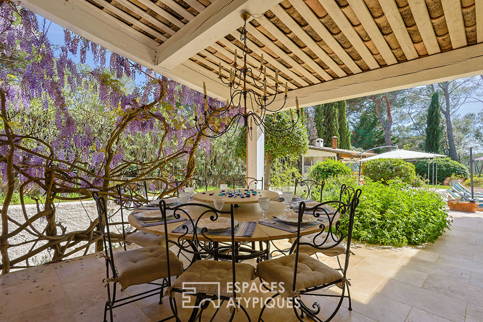 Single-storey architect-designed villa with swimming pool