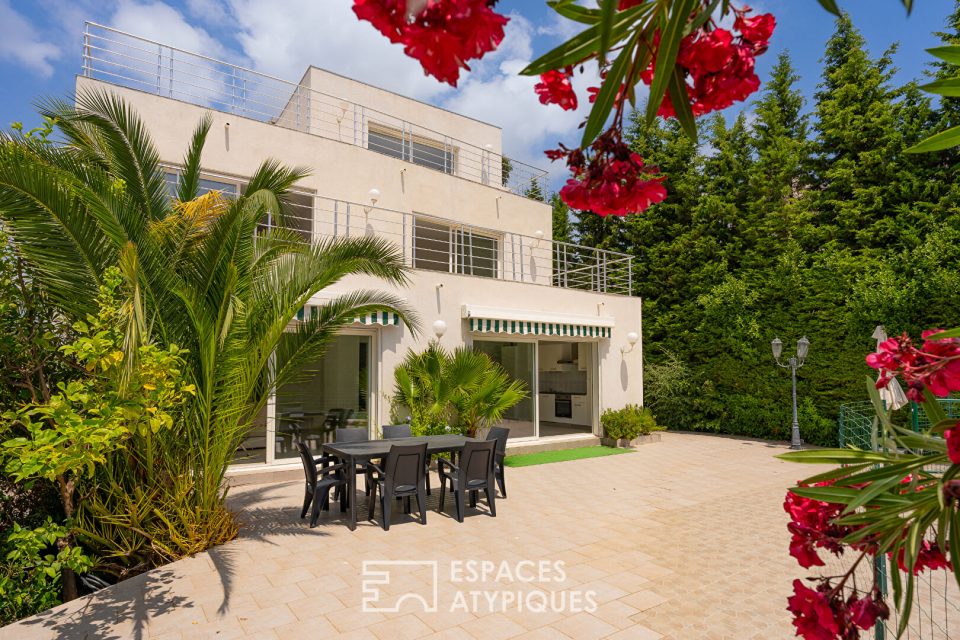 Villa contemporaine avec trois appartements et piscine, proche mer
