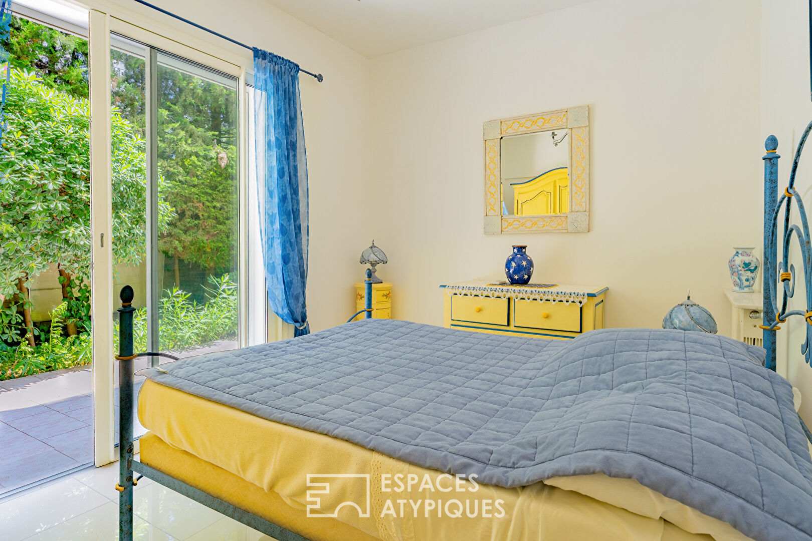 Contemporary villa with three apartments and swimming pool, close to the sea