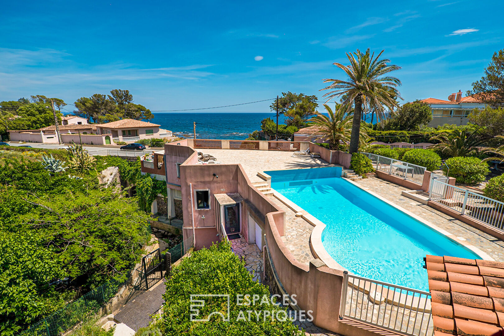 Contemporary loft with swimming pool and beach within walking distance