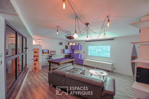 Contemporary loft with swimming pool and beach within walking distance