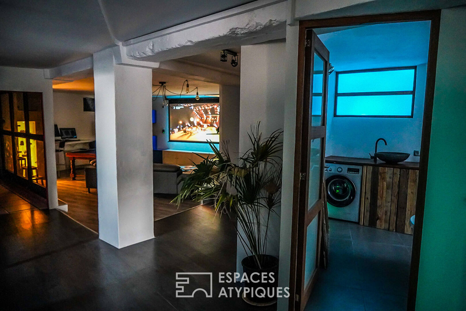 Contemporary loft with swimming pool and beach within walking distance