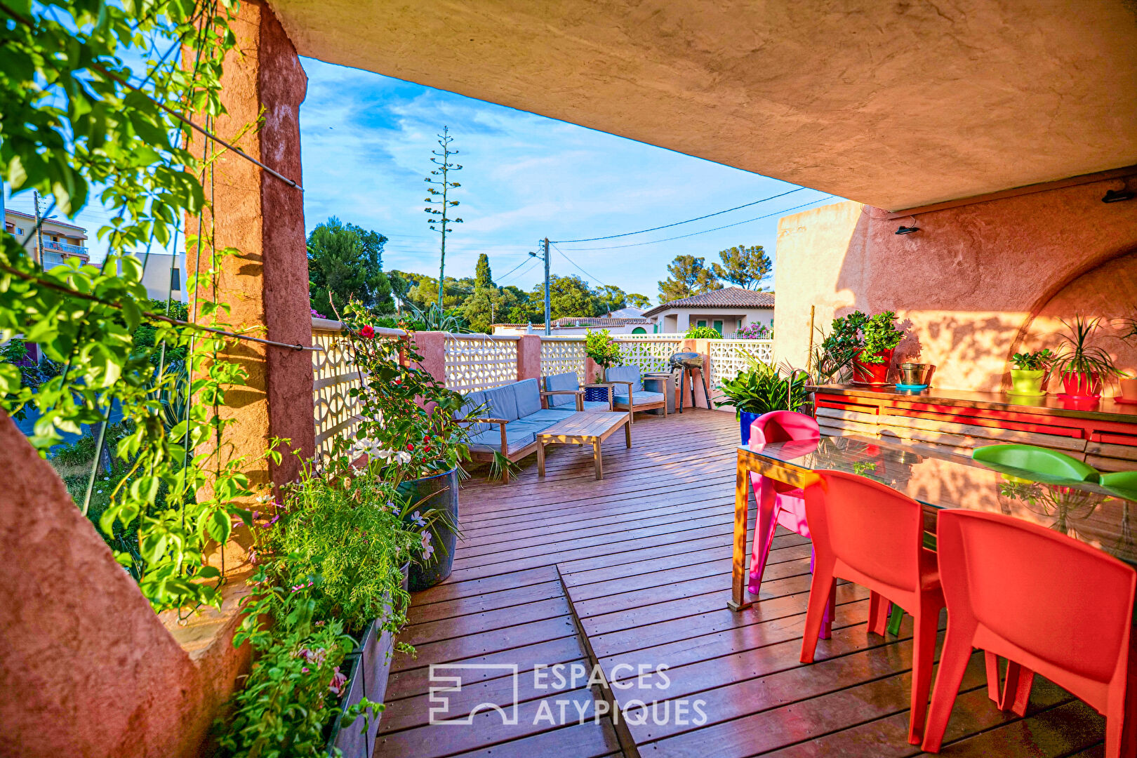 Contemporary loft with swimming pool and beach within walking distance