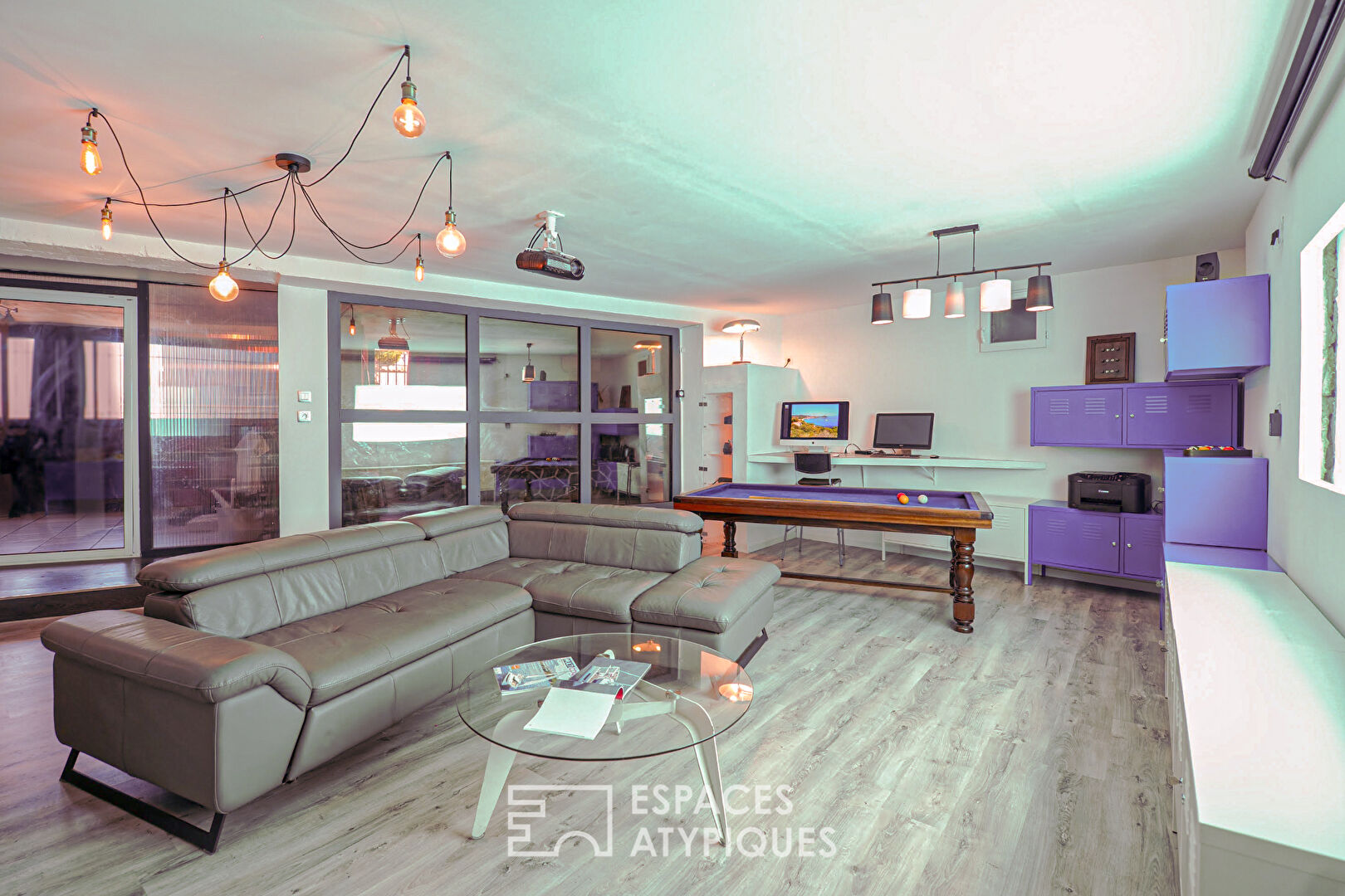 Contemporary loft with swimming pool and beach within walking distance