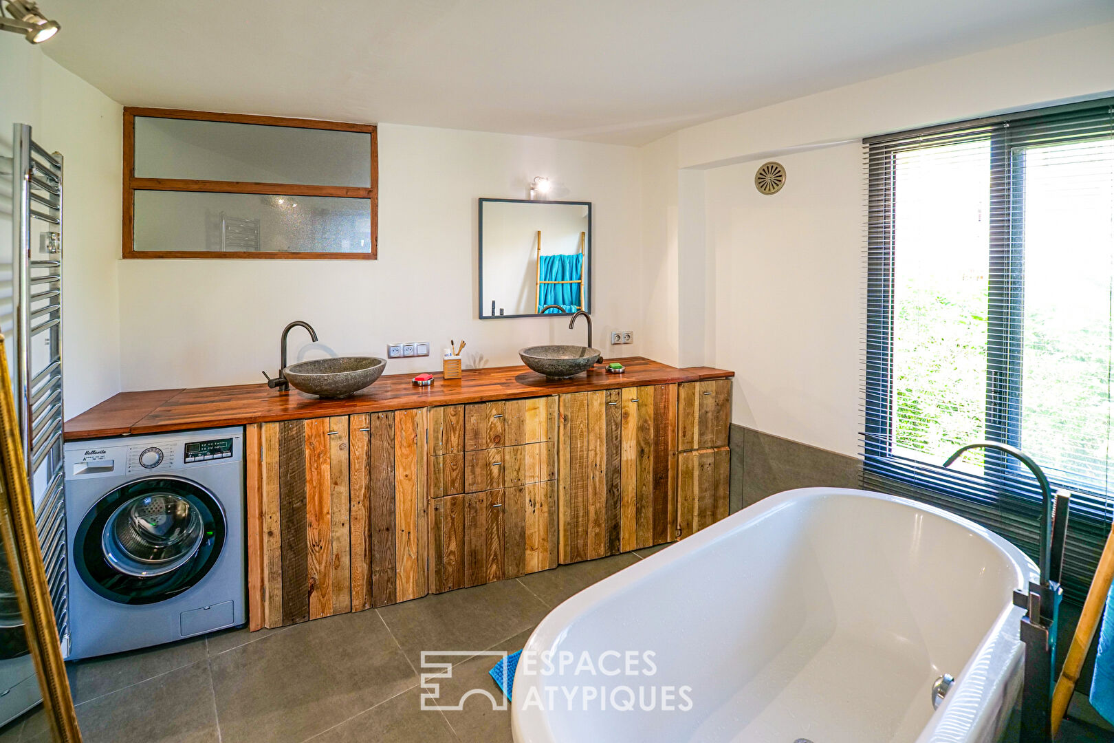 Contemporary loft with swimming pool and beach within walking distance