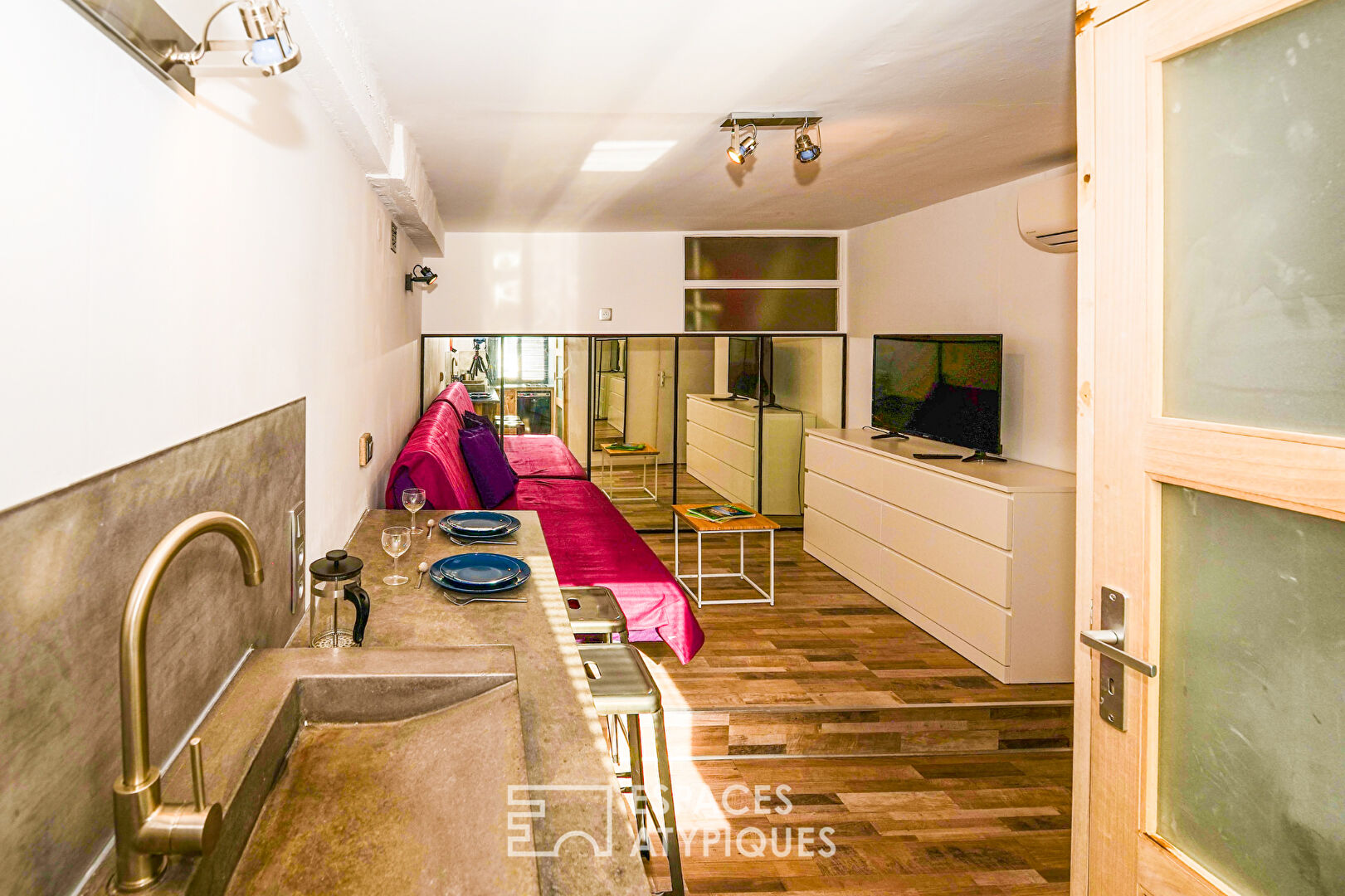 Contemporary loft with swimming pool and beach within walking distance