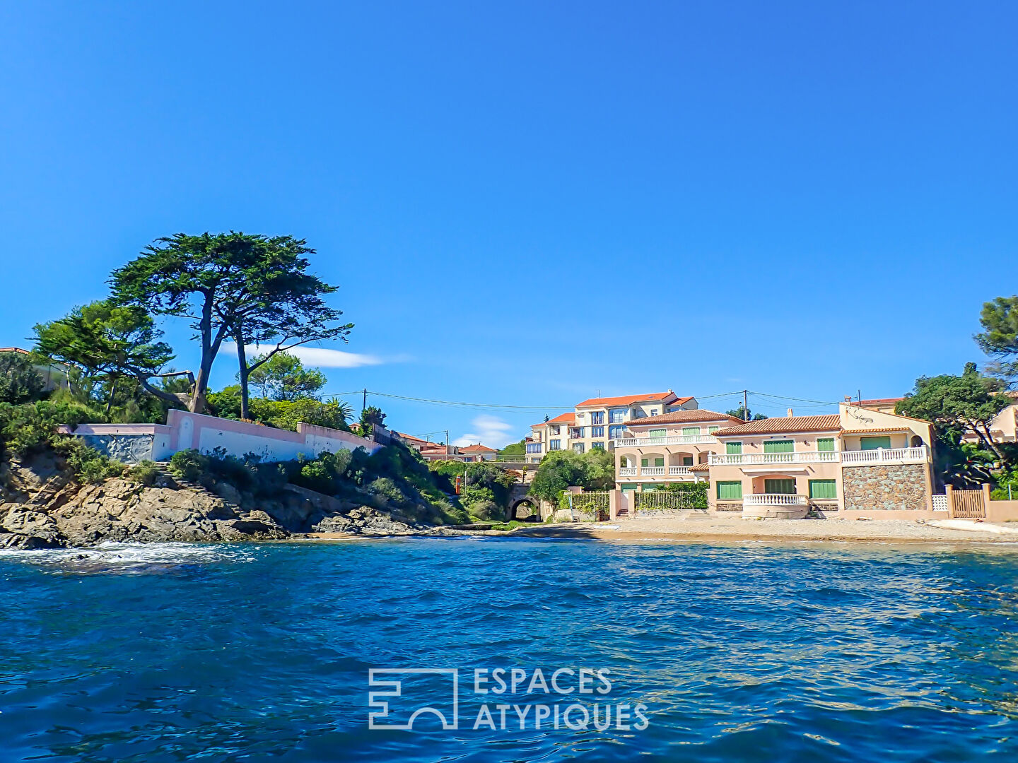Contemporary loft with swimming pool and beach within walking distance