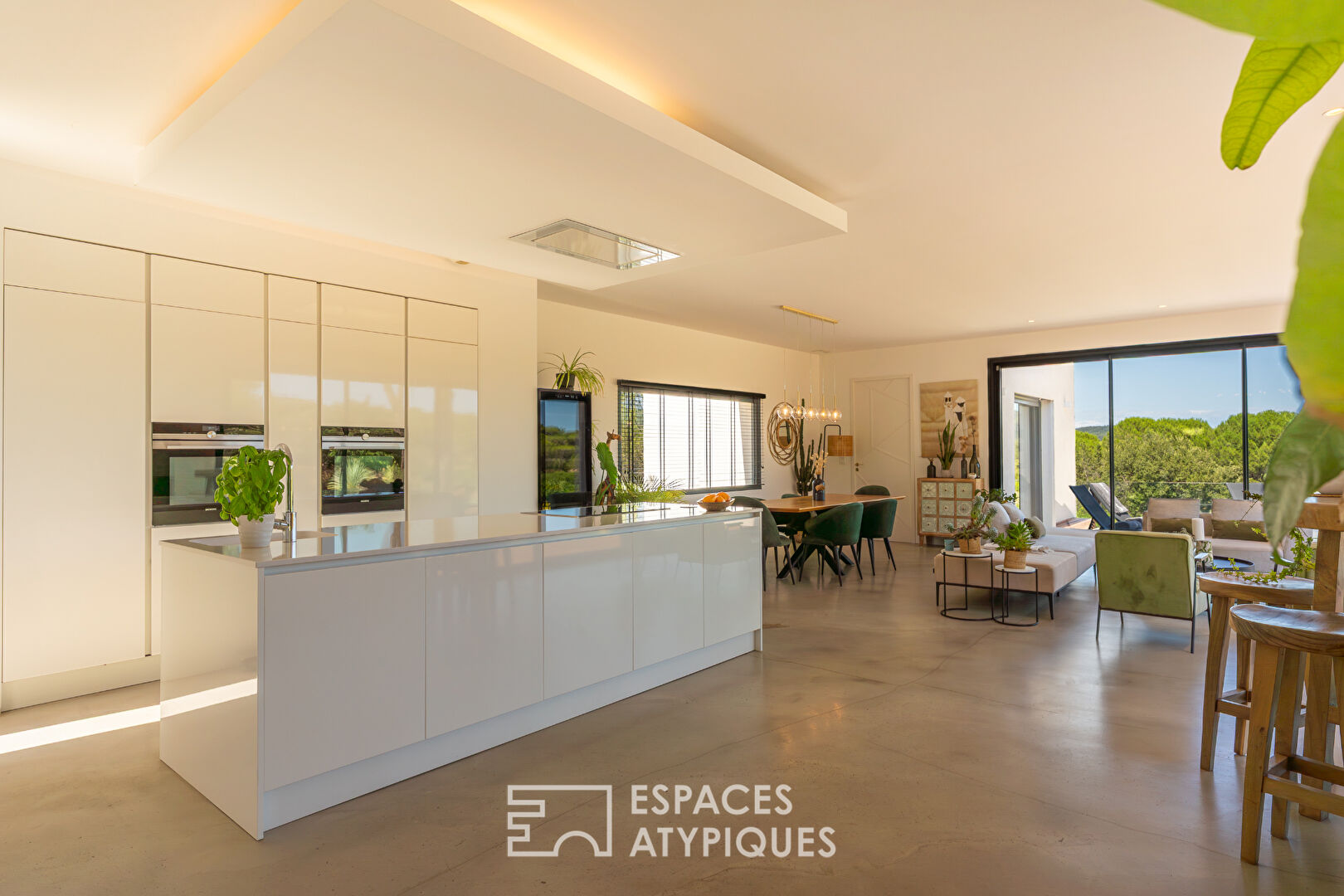 Architect-designed villa in the heart of the vineyards