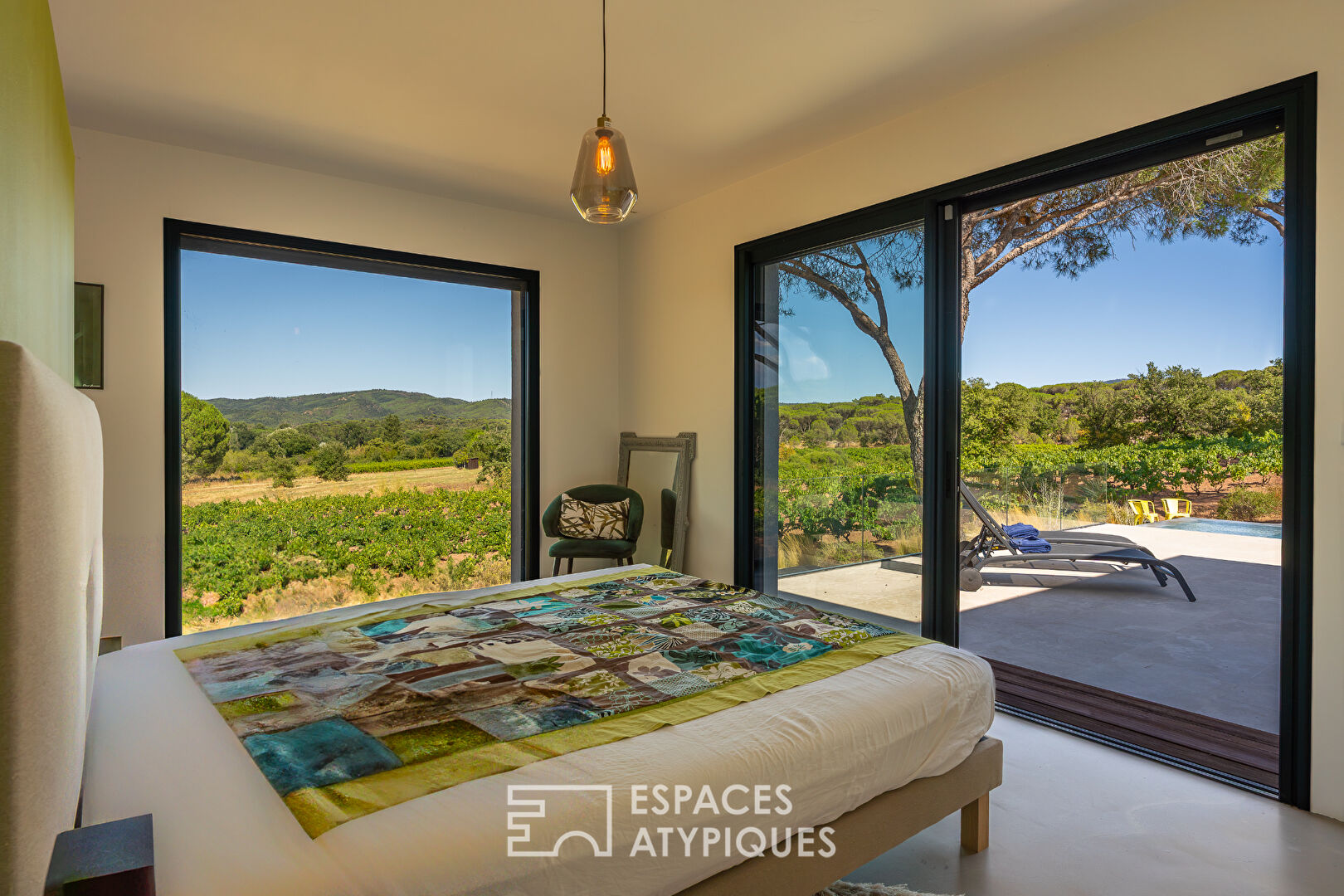 Architect-designed villa in the heart of the vineyards