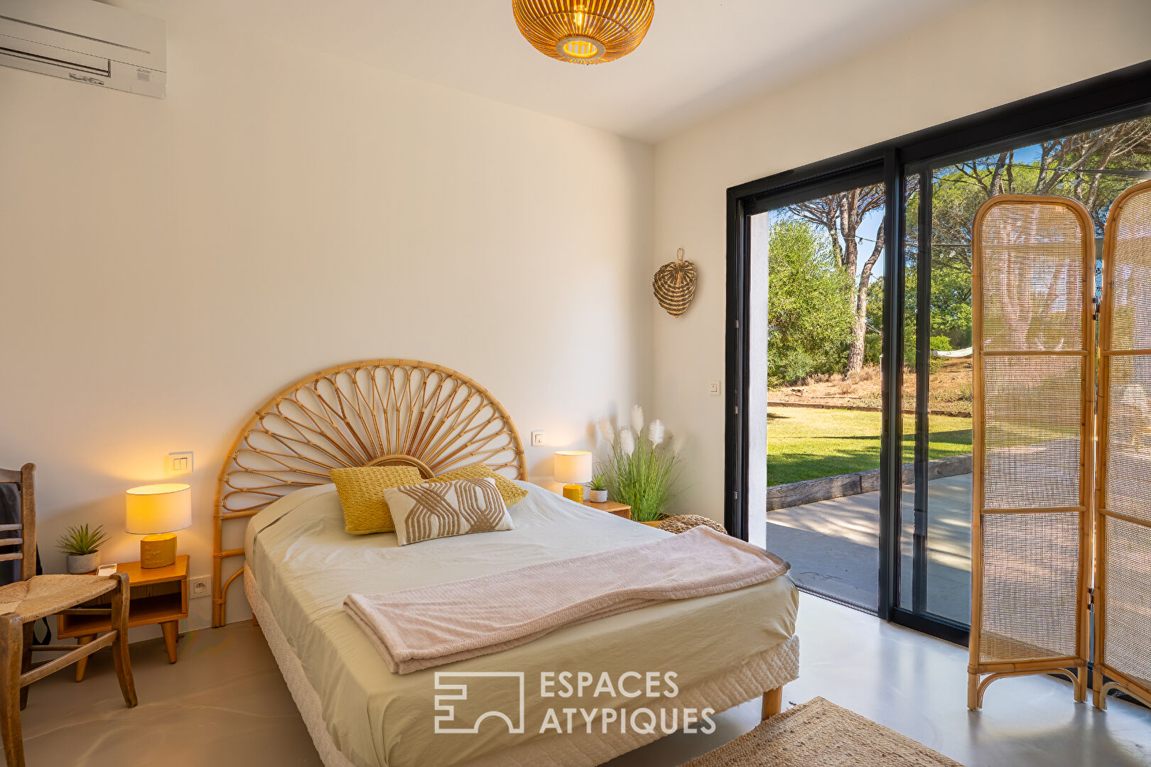 Architect-designed villa in the heart of the vineyards