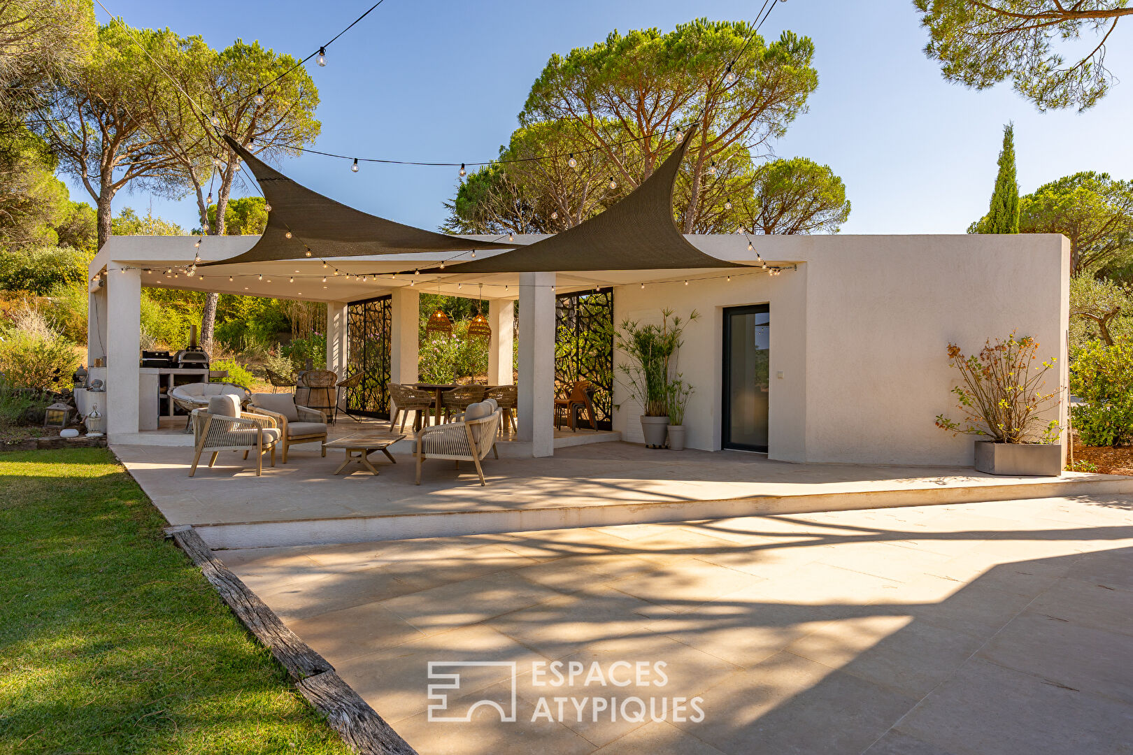 Architect-designed villa in the heart of the vineyards