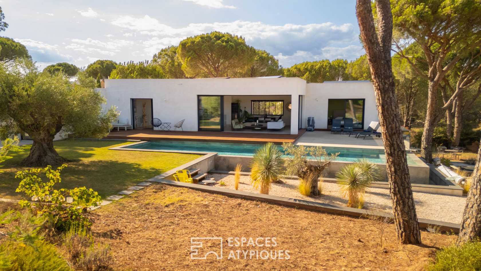 Architect-designed villa in the heart of the vineyards