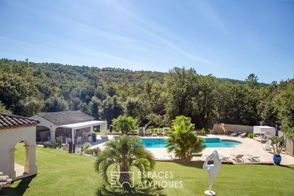 Propriété d'exception, domaine sécurisé, oasis végétale et piscine grand format