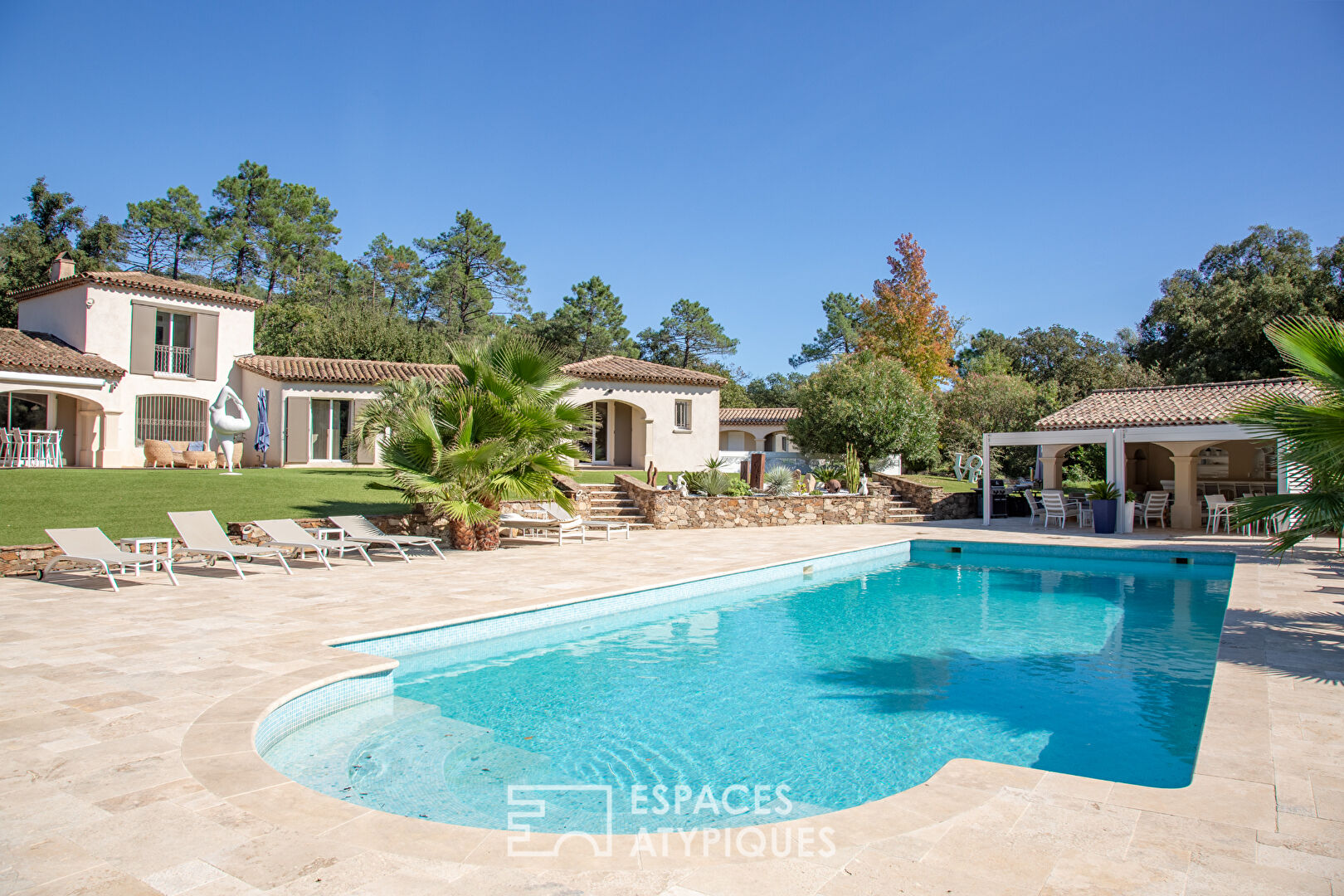 Propriété d’exception, domaine sécurisé, oasis végétale et piscine grand format