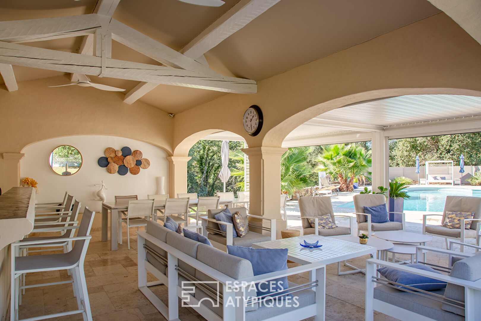 Propriété d’exception, domaine sécurisé, oasis végétale et piscine grand format