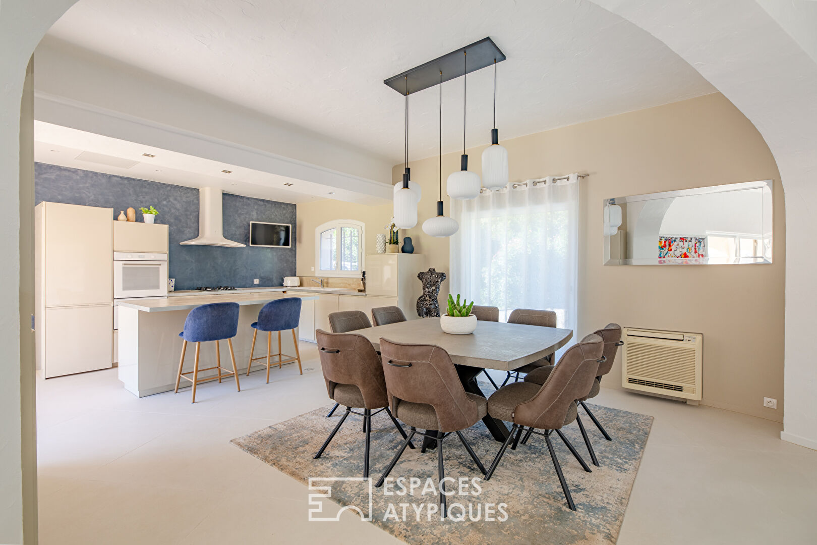 Propriété d’exception, domaine sécurisé, oasis végétale et piscine grand format