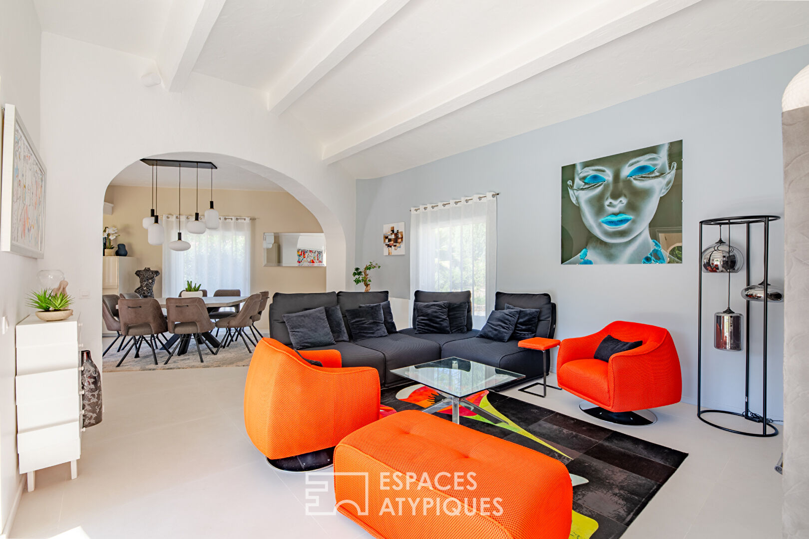 Propriété d’exception, domaine sécurisé, oasis végétale et piscine grand format