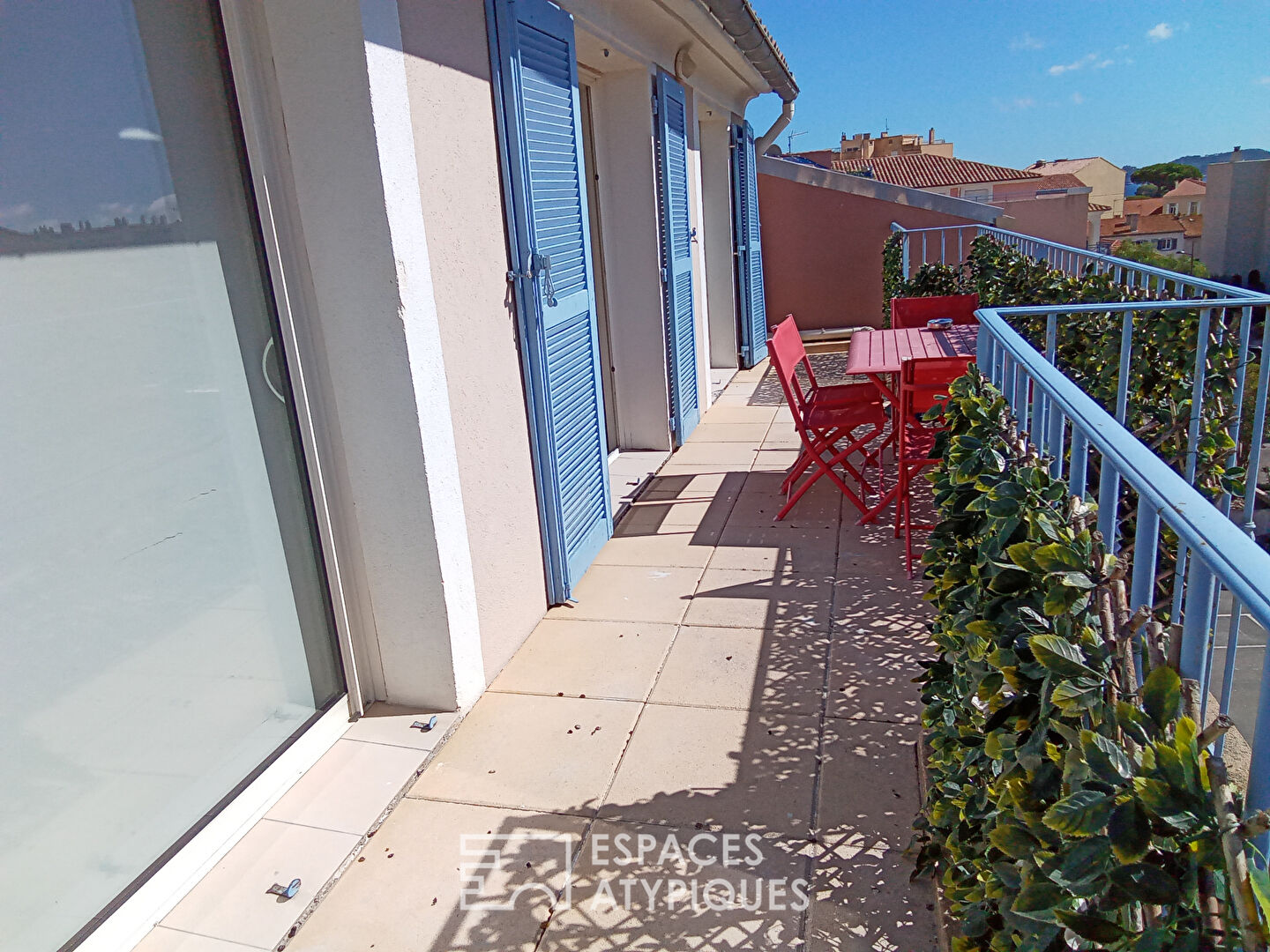 Appartement meublé avec terrasse et garage – dernier étage en centre-ville
