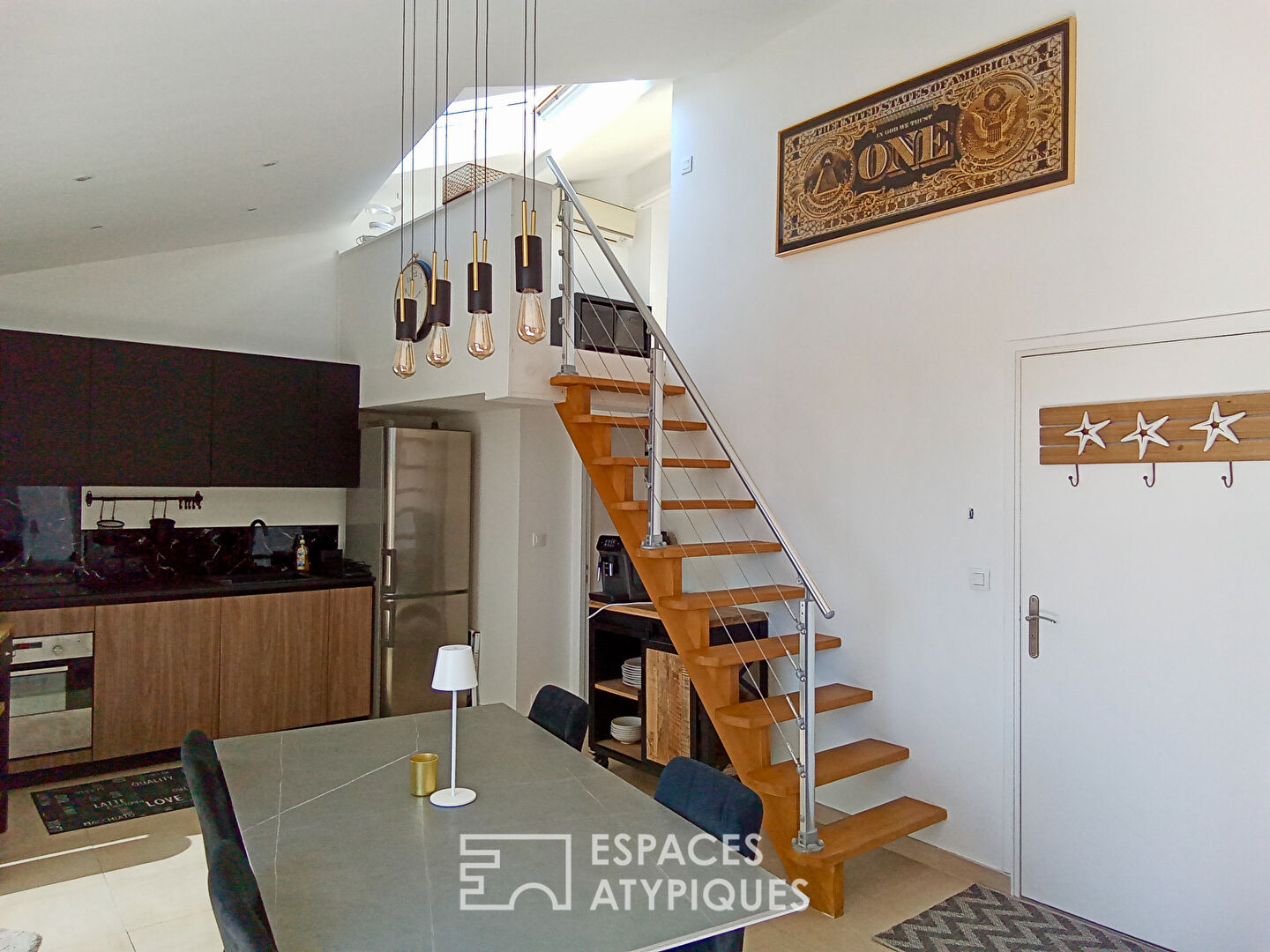 Appartement meublé avec terrasse et garage – dernier étage en centre-ville