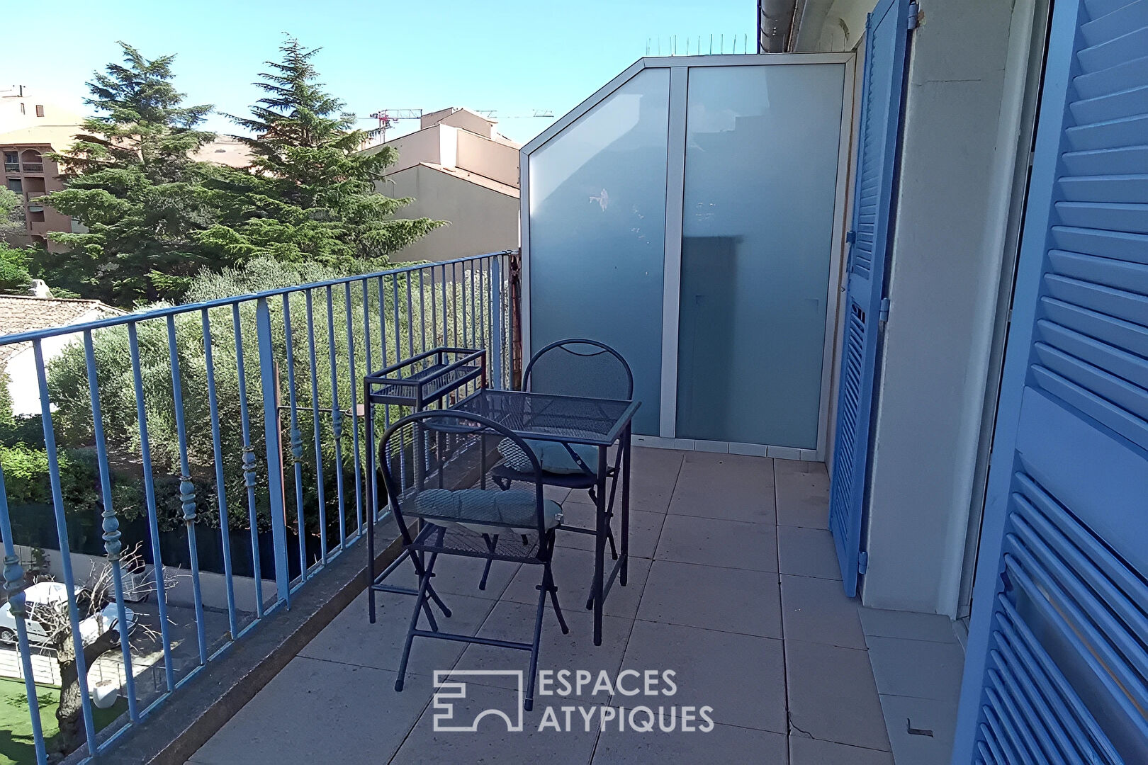 Appartement meublé avec terrasse et garage – dernier étage en centre-ville