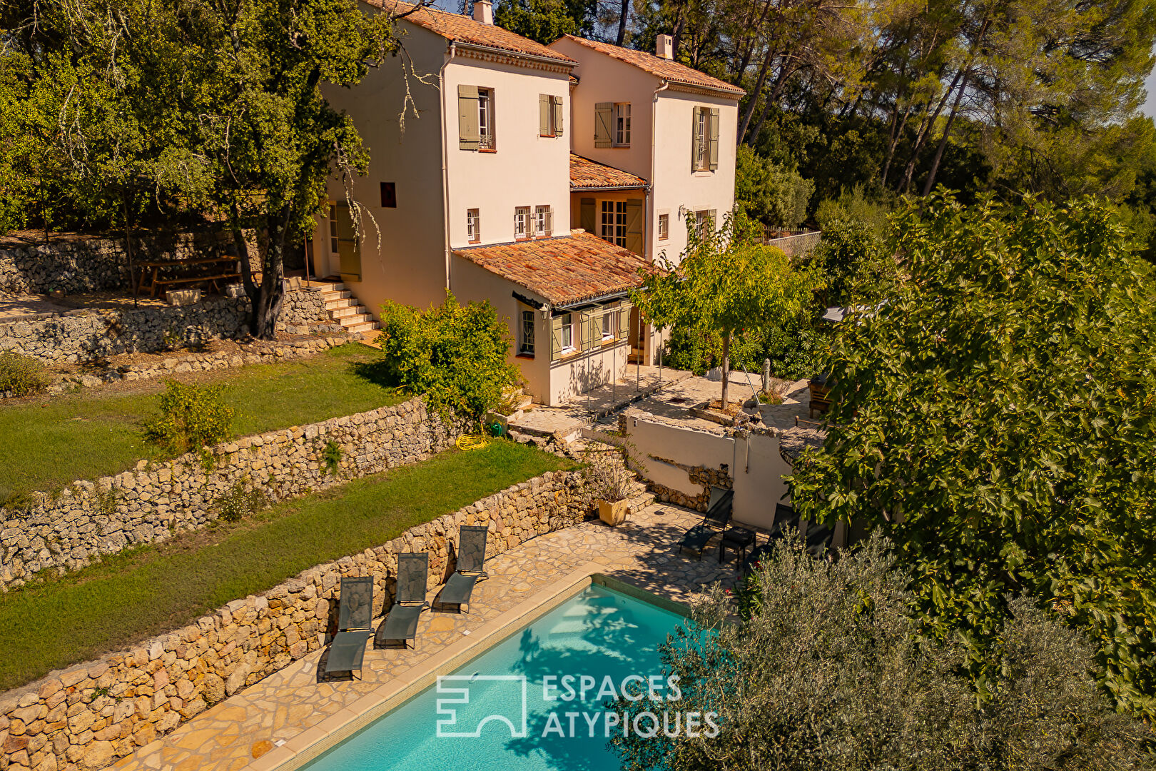 Provençal country house with timeless charm in the heart of olive trees and vineyards