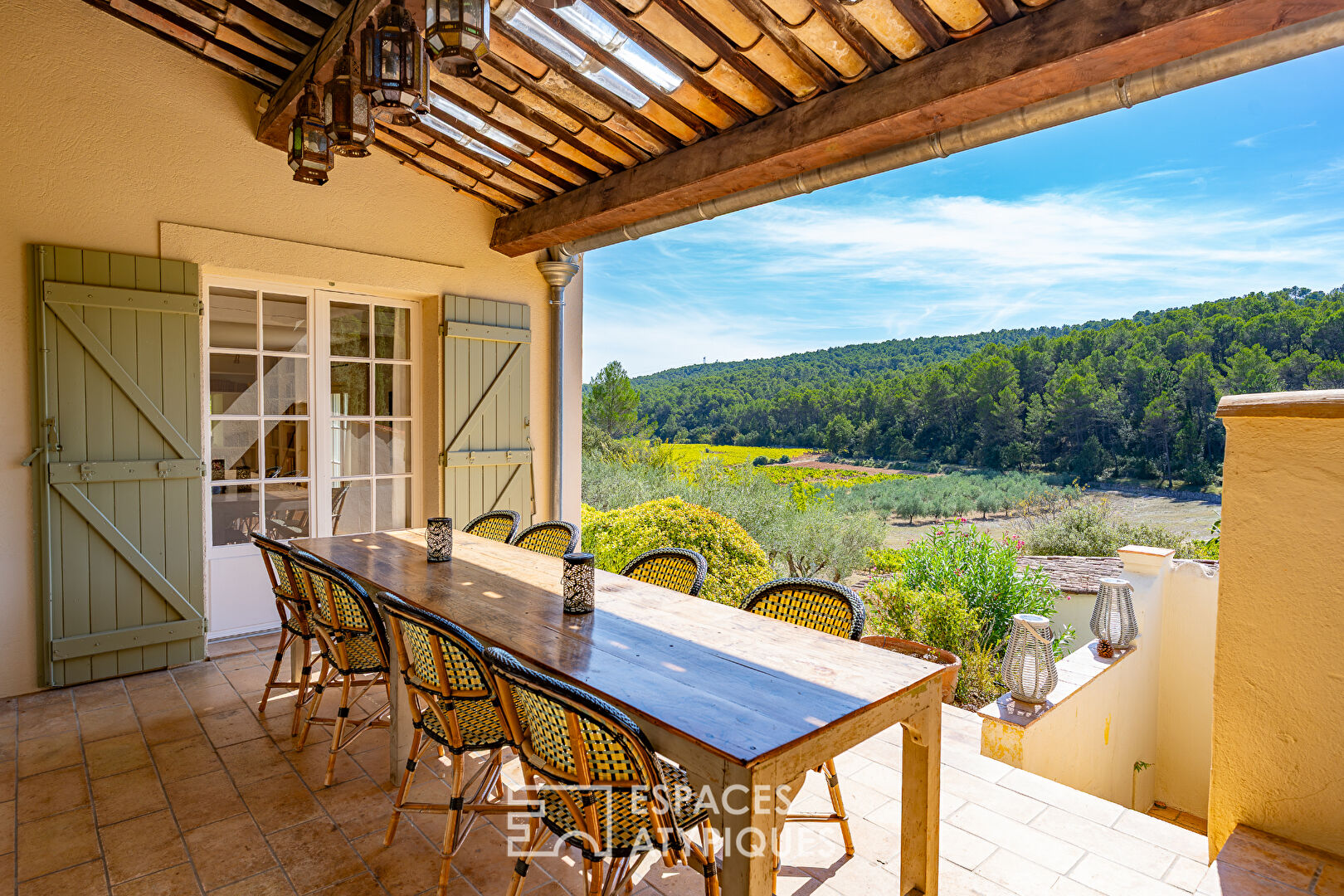 Provençal country house with timeless charm in the heart of olive trees and vineyards